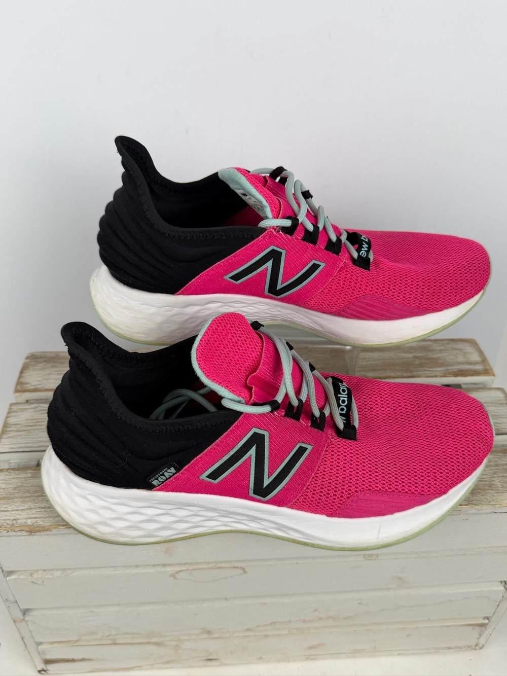 New Balance Fresh Foam Roav women's running shoes vibrant Pink Glo size 8.5 - Picture 2 of 12